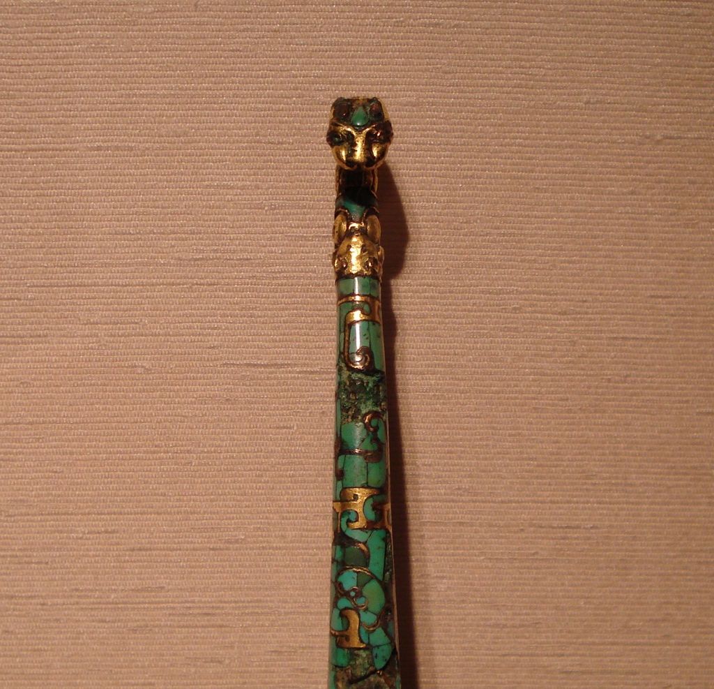 Bronze_garment_hook_inlaid_with_gold_and_turquoise,_Eastern_Zhou_Dynasty.jpg