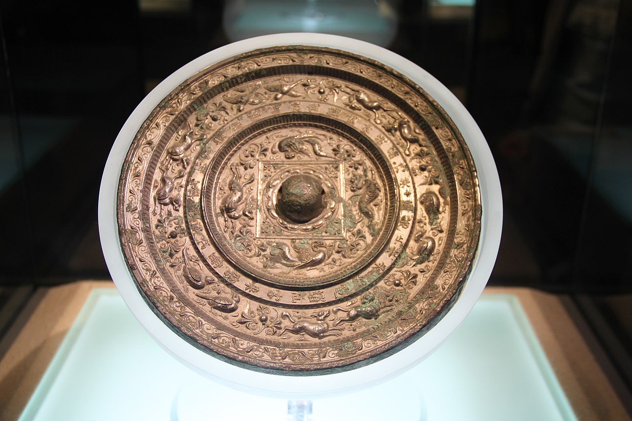 Bronze_Mirror_from_Satellite_Tomb_(9907965076).jpg