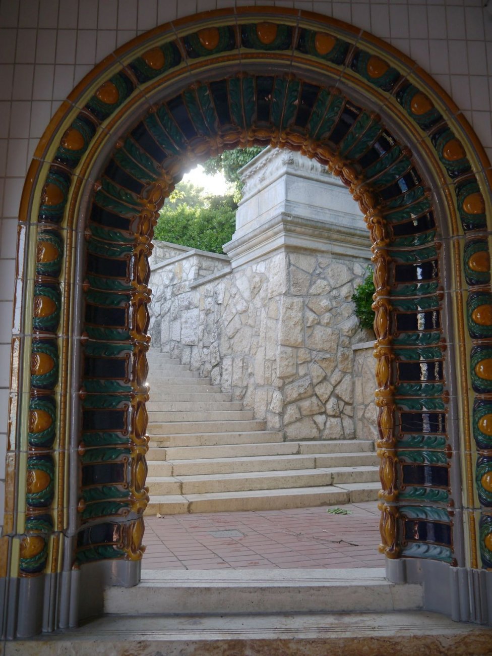 Budapest_Gellértbad_Außenanlagen_Durchgang_2.jpg