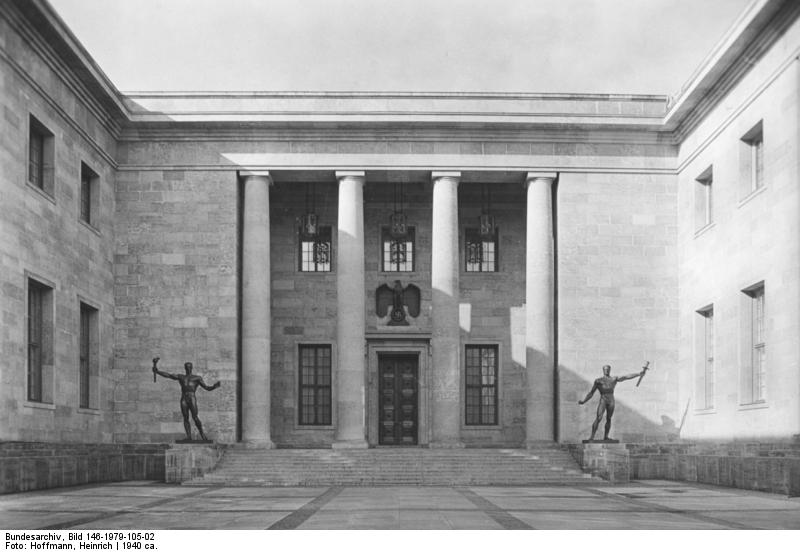 Bundesarchiv_Bild_146-1979-105-02,_Berlin,_Ehrenhof_der_Neuen_Reichskanzlei.jpg