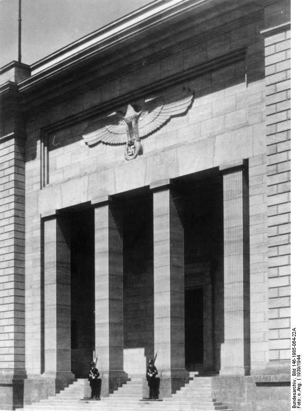 Bundesarchiv_Bild_146-1985-064-22A,_Berlin,_Neue_Reichskanzlei,_Mittelbau.jpg