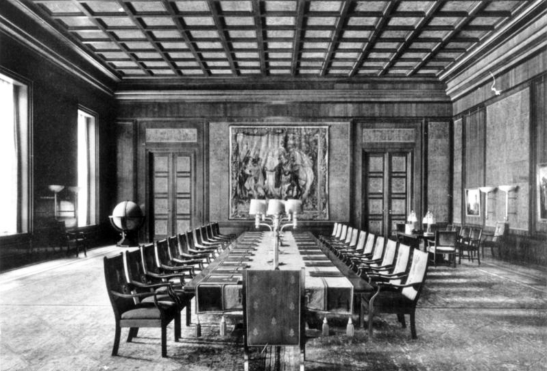 Bundesarchiv_Bild_146-1985-064-29A,_Berlin,_Neue_Reichskanzlei,_Reichskabinettsaal.jpg