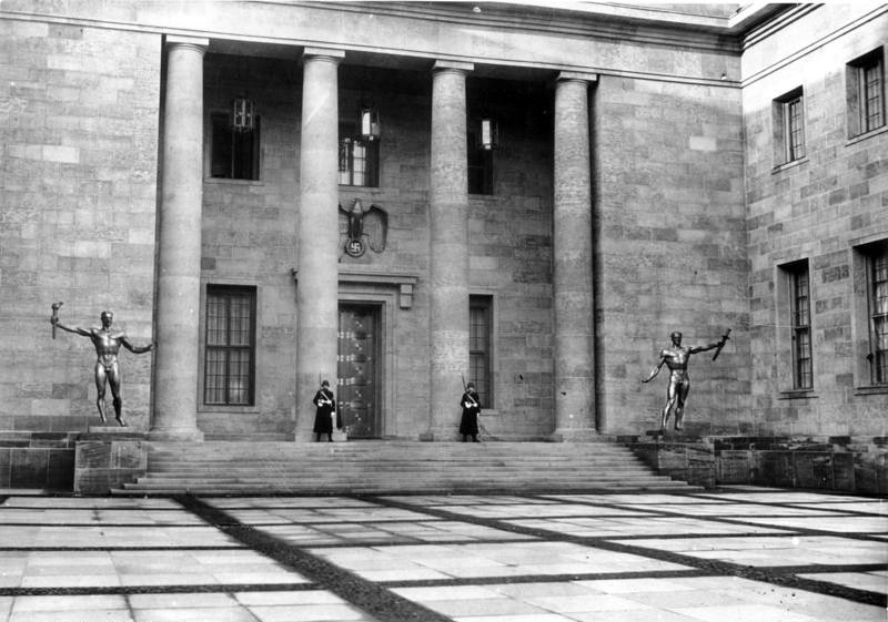 Bundesarchiv_Bild_146-1987-003-09A,_Berlin,_Neue_Reichskanzlei,_Innenhof.jpg