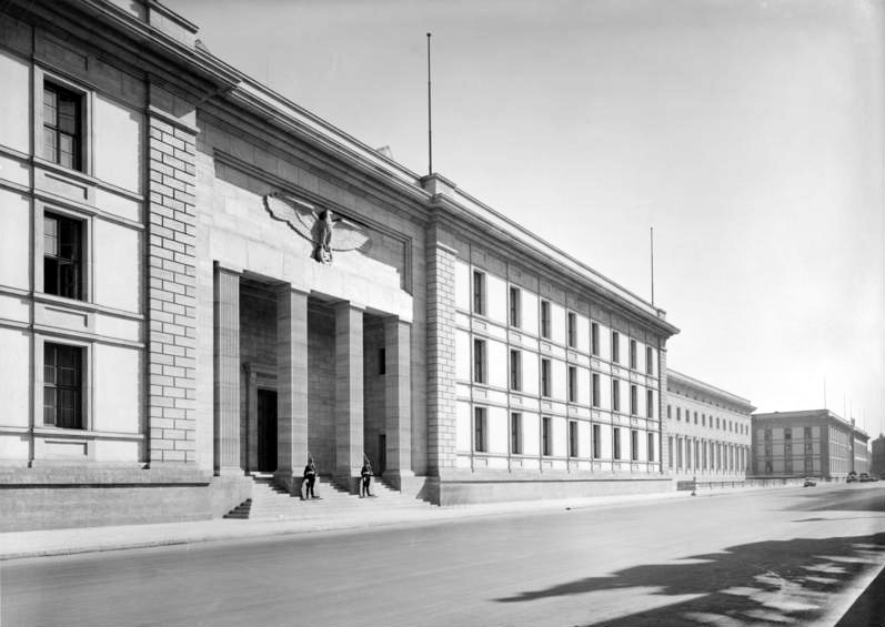 Bundesarchiv_Bild_146-1988-092-32,_Berlin,_Neue_Reichskanzlei.jpg