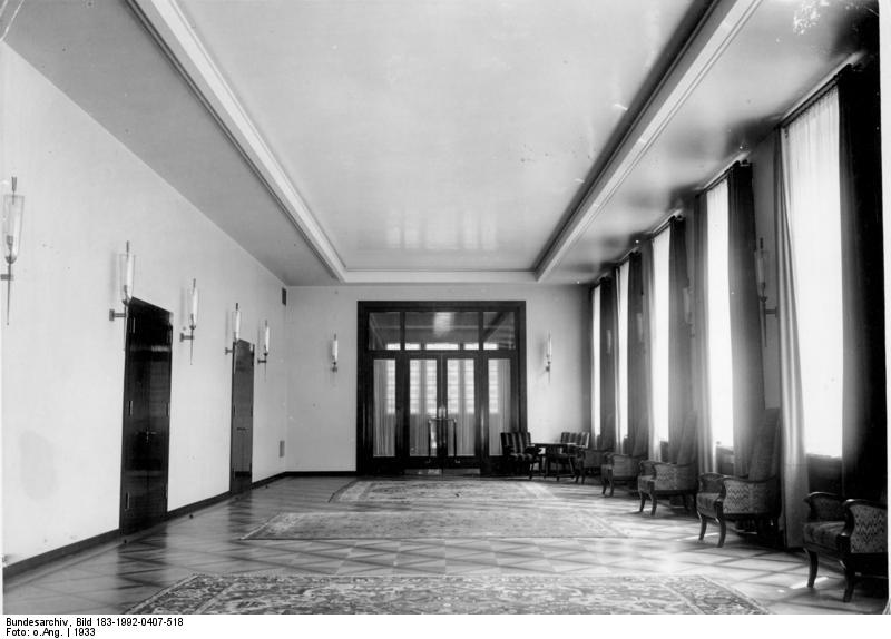 Bundesarchiv_Bild_183-1992-0407-518,_Berlin,_Neue_Reichskanzlei,_Galerie.jpg