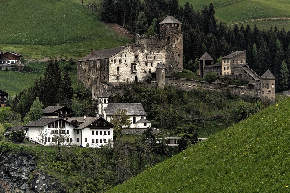 burg-heinfels-606f4807-2dd7-469d-8237-46048fd5e8f8.jpg