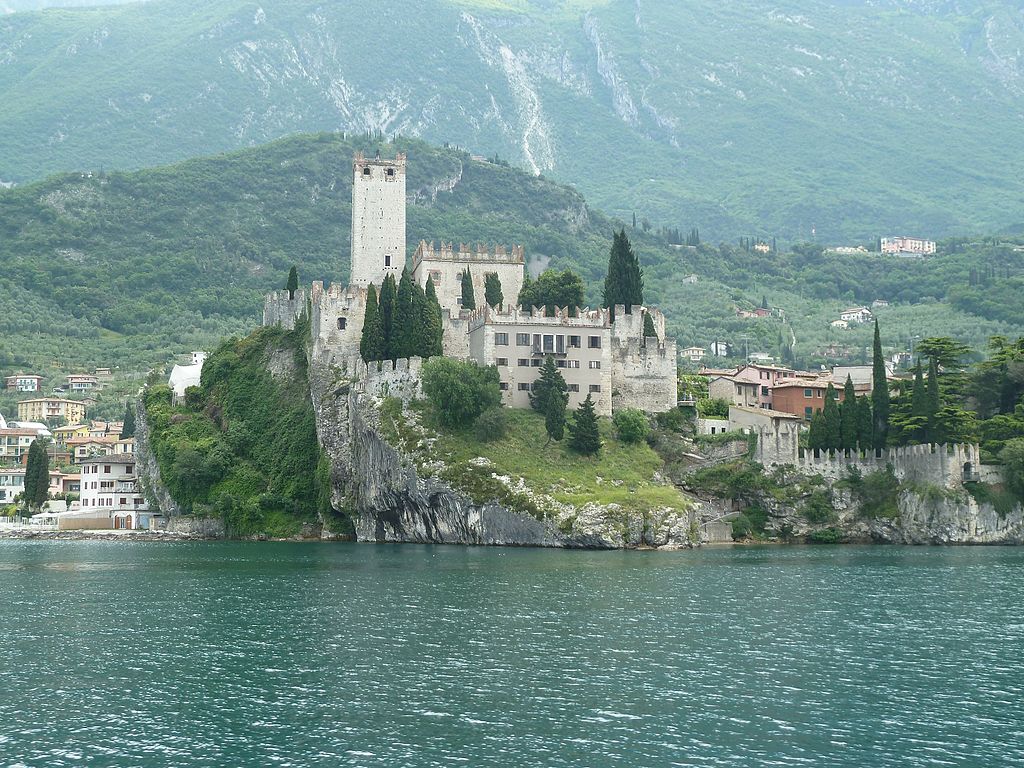Burg_am_Gardasee_-_panoramio.jpg