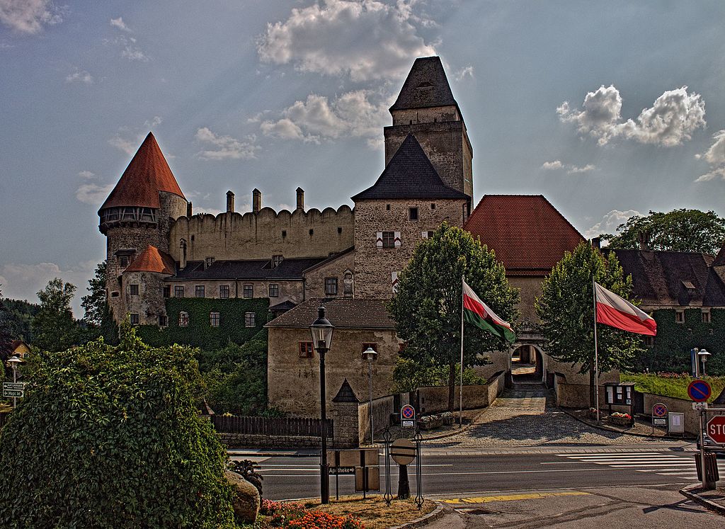 Burg_Heidenreichstein_-_panoramio_(1).jpg