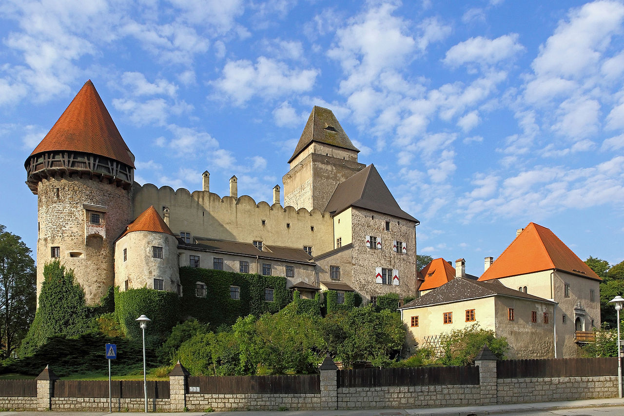 Burg_Heidenreichstein_von_Nordost_2015-08.jpg