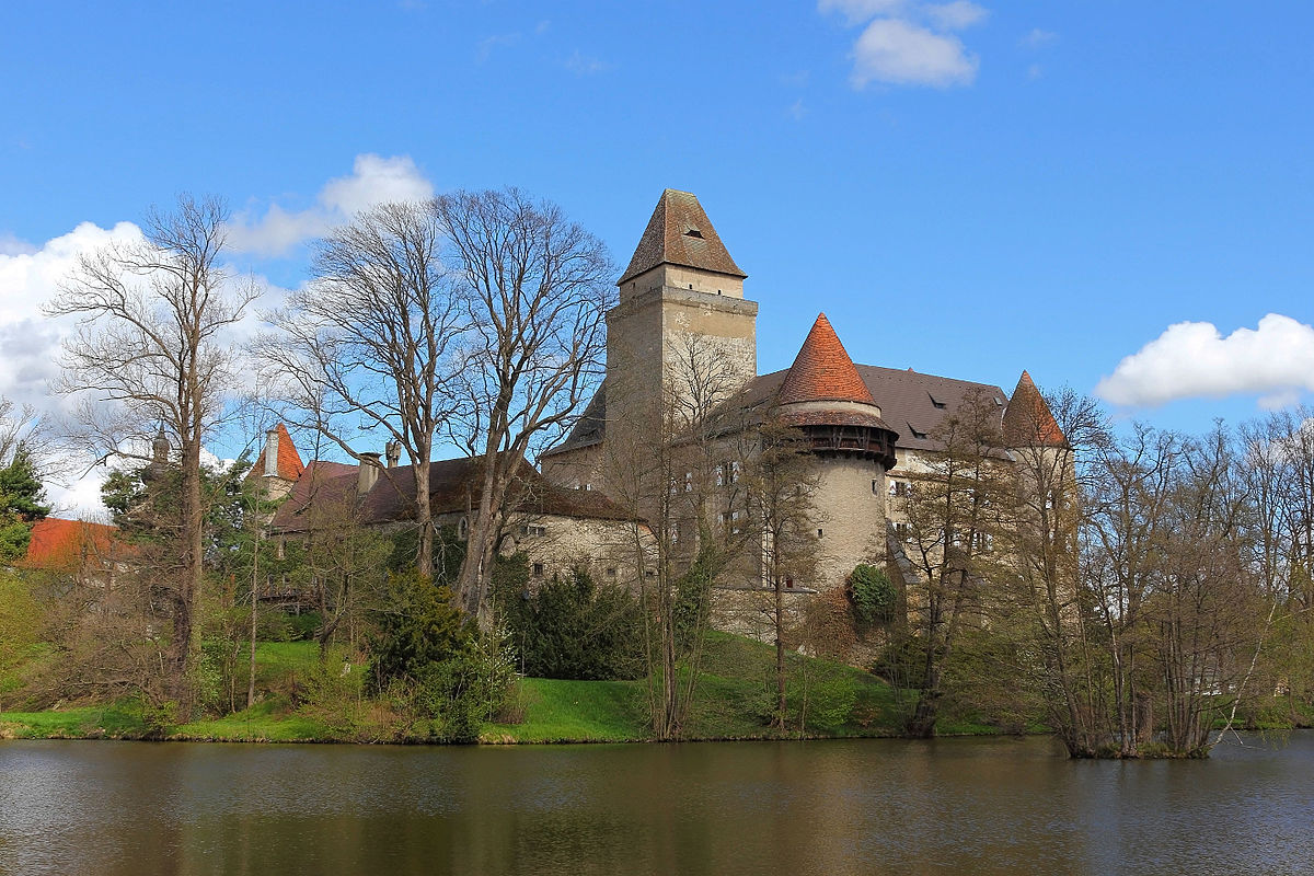 Burg_Heidenreichstein_von_Südwest_2015-04.jpg