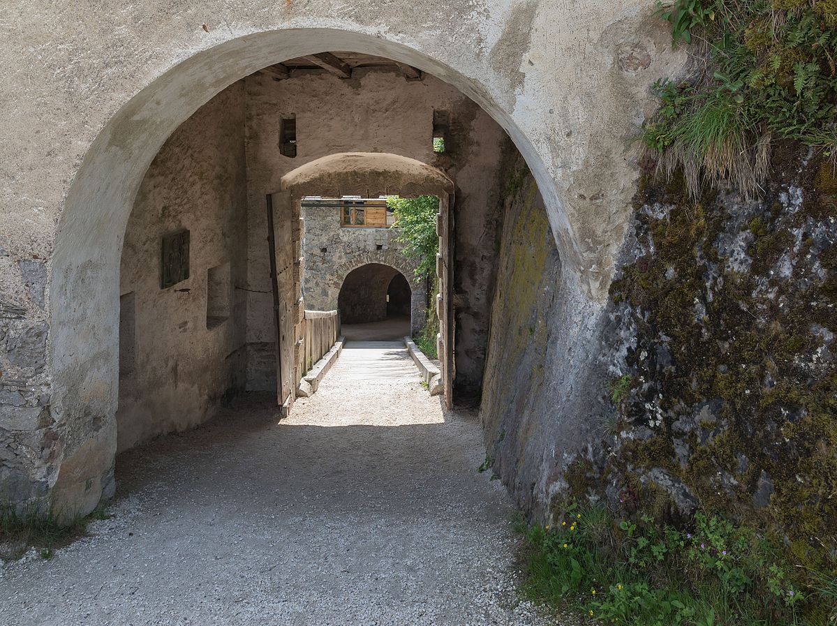Burg_Hochosterwitz_05_Loewentor_01062015_4263.jpg