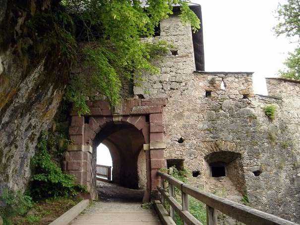 Burg_Hochosterwitz_4Engeltor.jpg