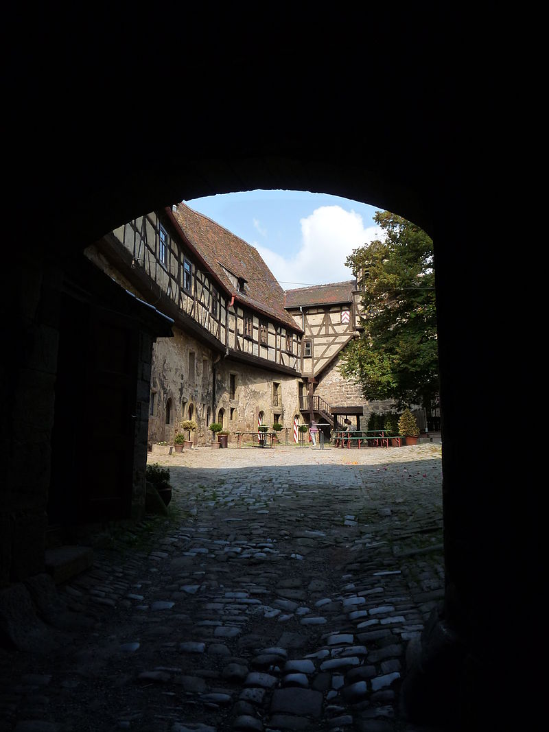 Burg_Lichtenberg_-_Burghof_01.jpg