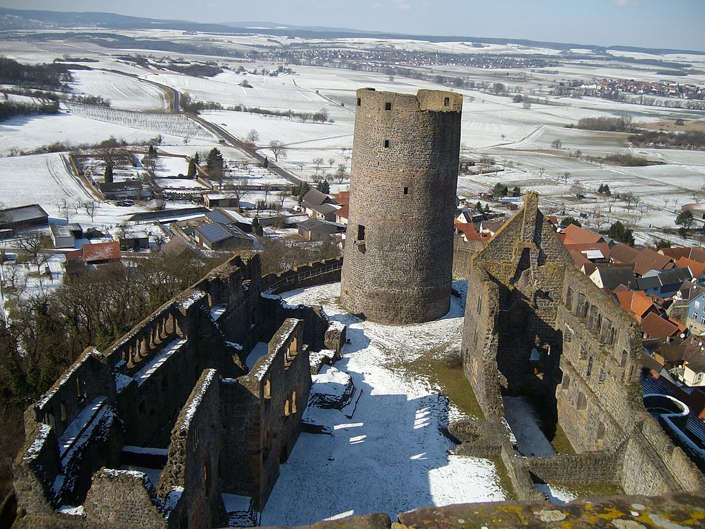 Burg_Münzenberg_Überblick_Ost-West.JPG