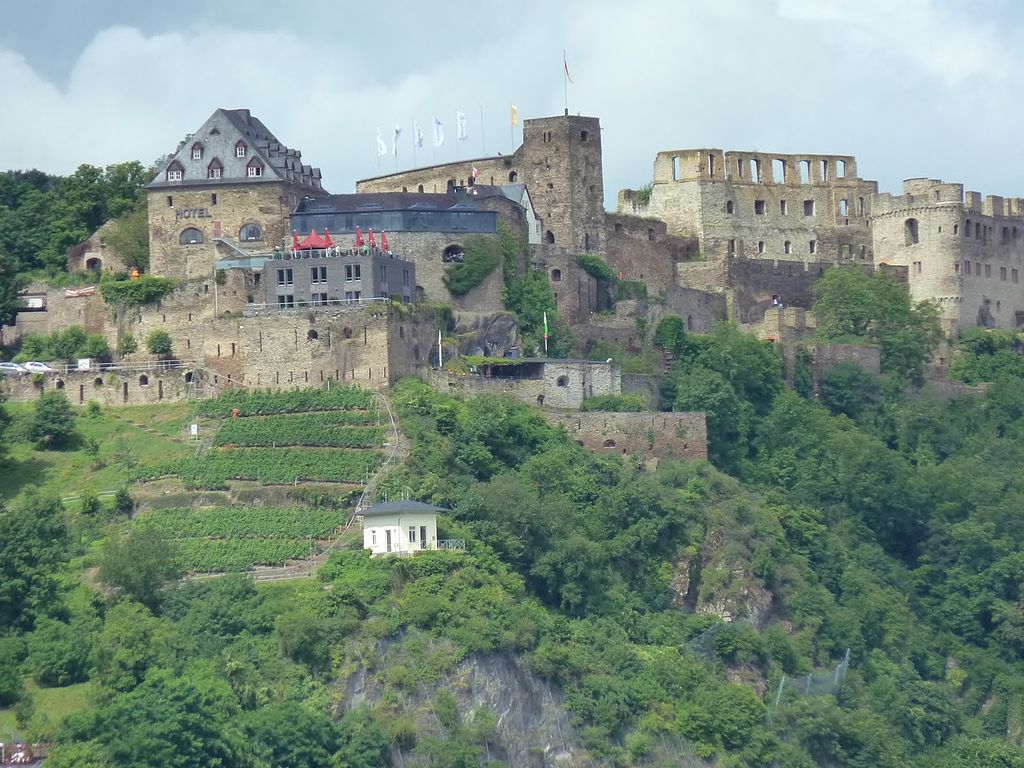 Burg_Rheinfels_-_panoramio_(2).jpg