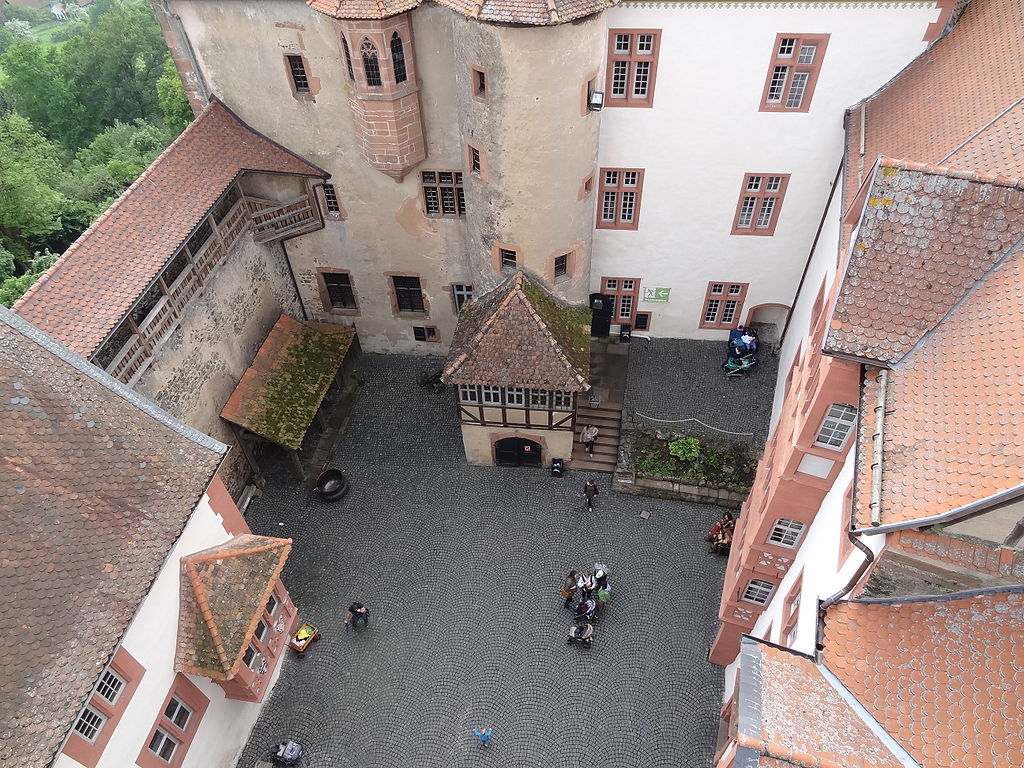 Burg_Ronneburg_Hof_01.JPG