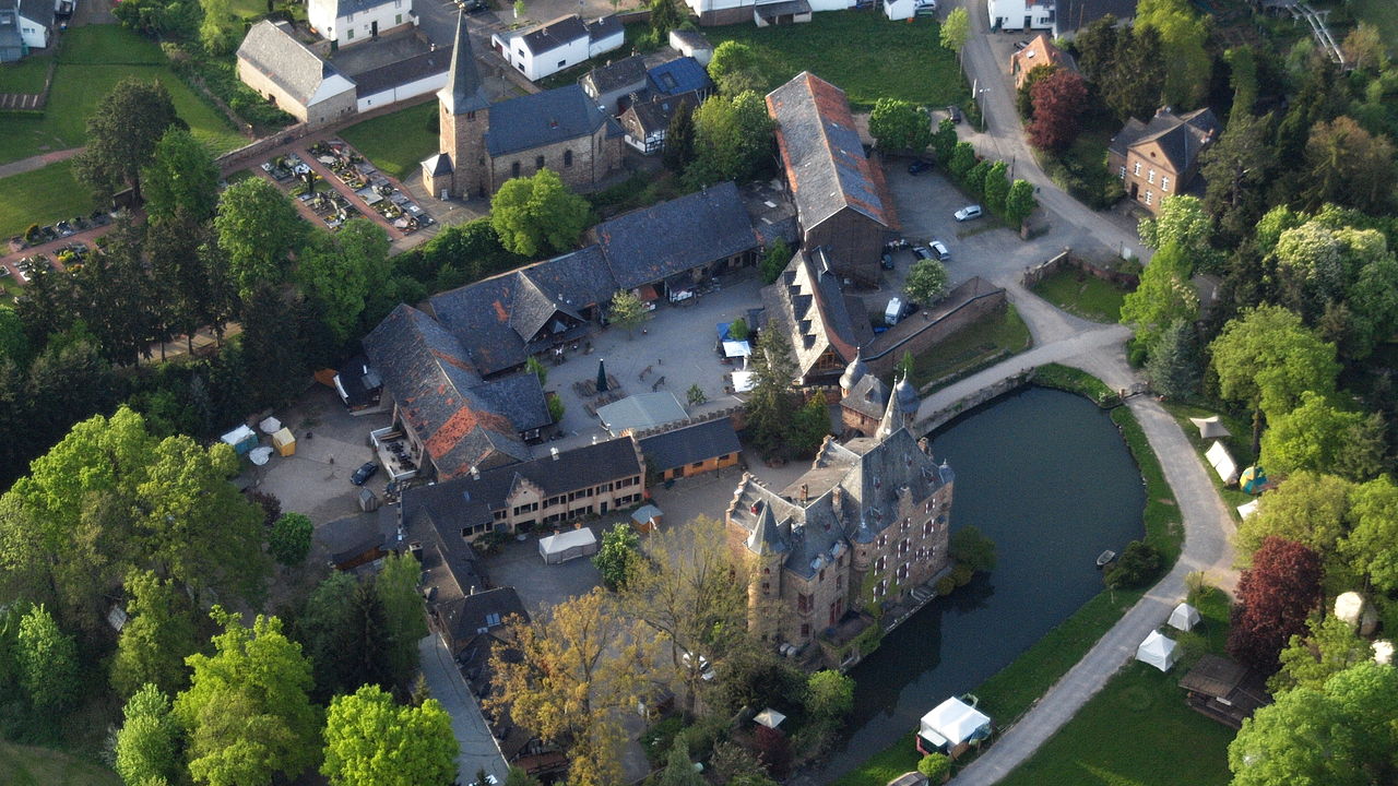 Burg_Satzvey_015x.jpg