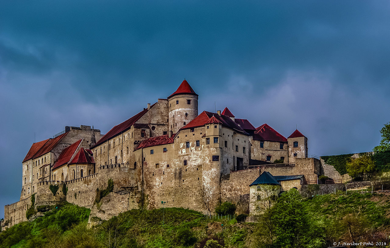 Burghausen,_Kernburg_der_Burganlage_(12928176955).jpg