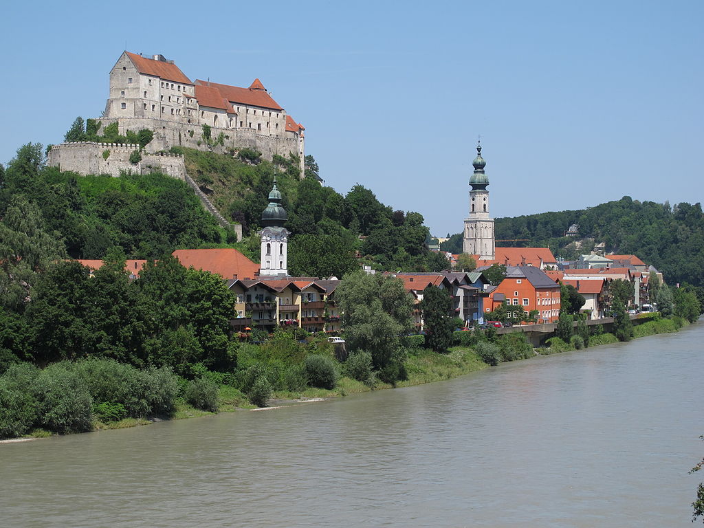 Burghausen_mit_Altstadt_und_Salzach.jpg
