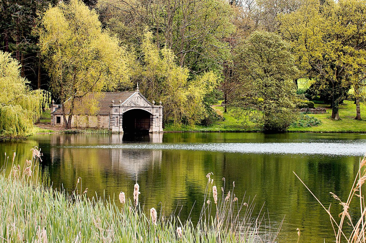 Burghley_House_(33118206661).jpg
