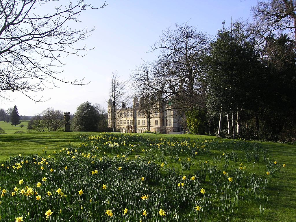 Burghley_House_-_panoramio_-_PJMarriott_(1).jpg
