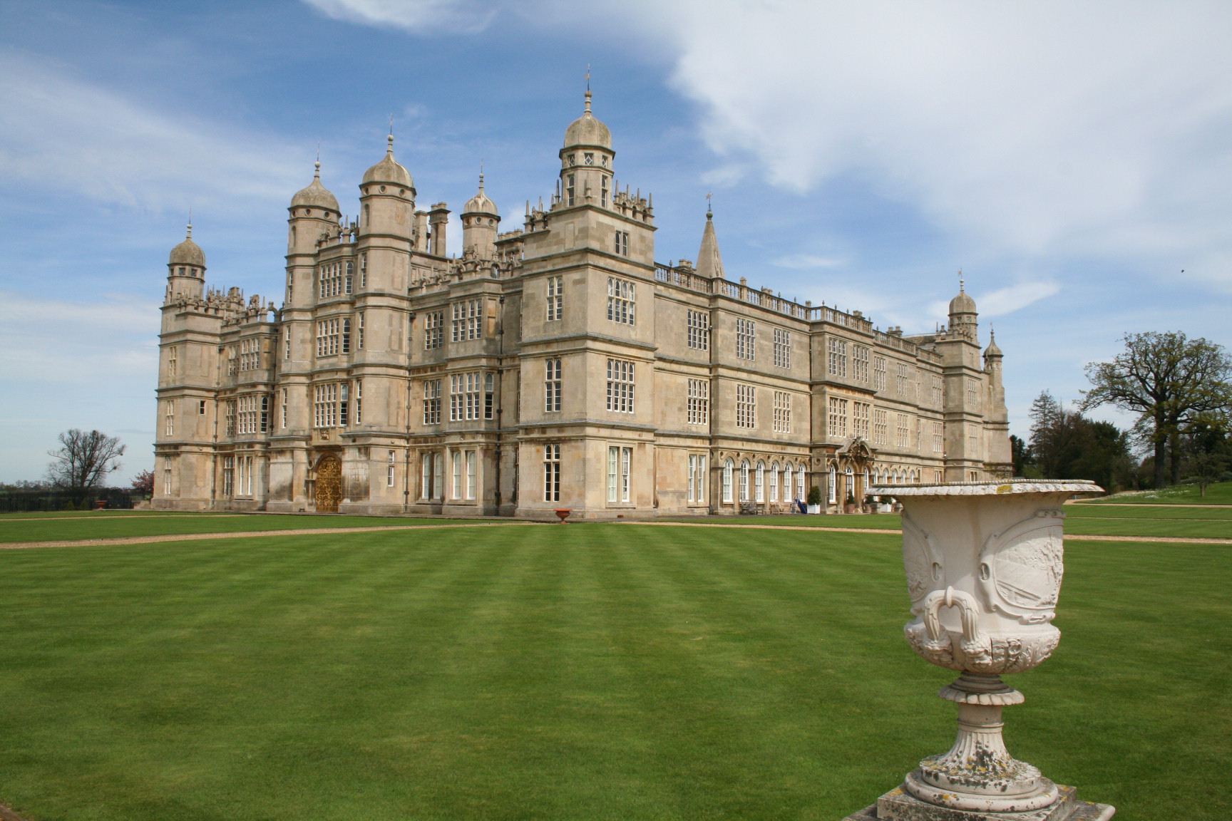 Burghley_house_U.K..jpg