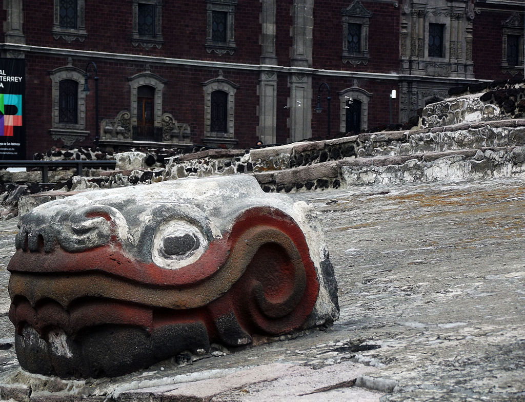 Cabeza_de_Quetzalcoatl_en_Templo_Mayor.JPG