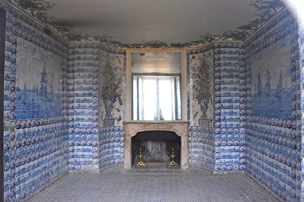 Cabinet_des_faïences_de_Delft_01.JPG