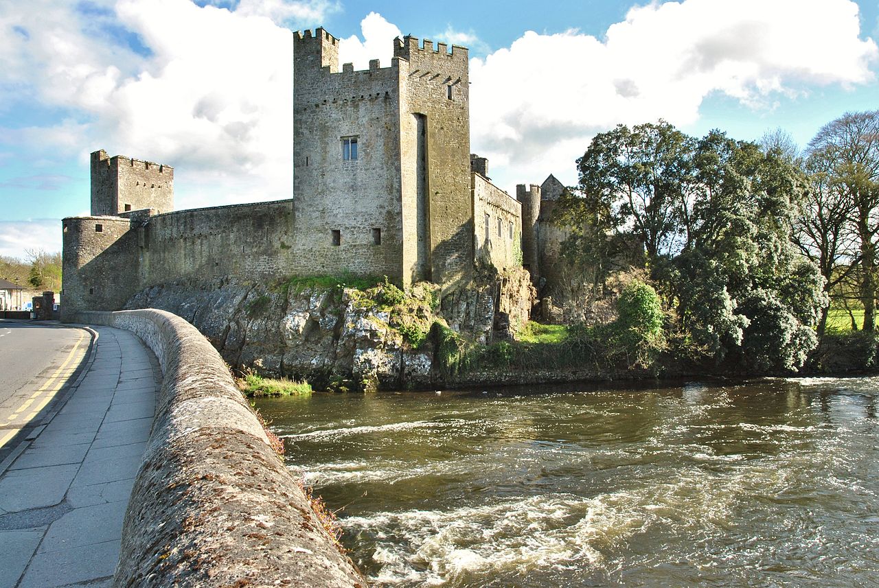 Cahir_Castle,_Tipperary_County,_Ireland_(6961416840)_(2).jpg