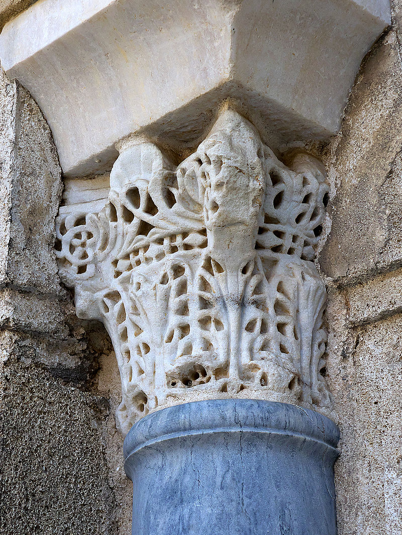 Capitel_de_avispero._Al-Ándalus.jpg