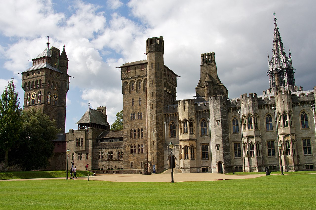 Cardiff_Castle_(15802142300).jpg