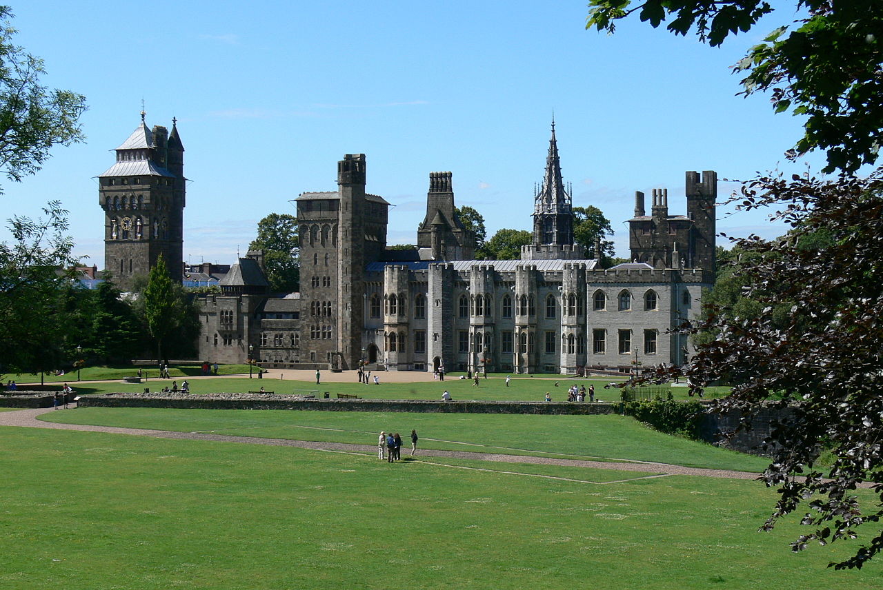 Cardiff_Castle_-_1869 Palast_außen.jpg