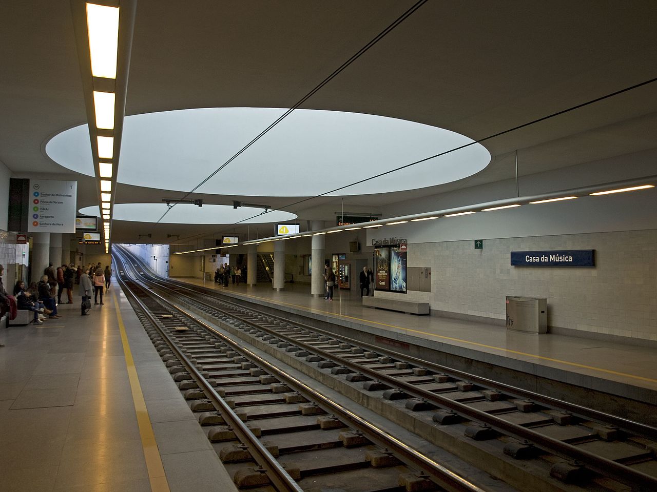 Casa_da_Música_station_plaftorms.jpg