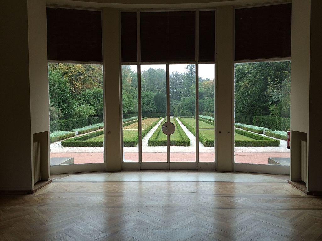Casa_de_Serralves_view_garden.jpg