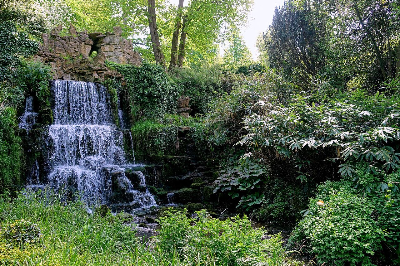 Cascade_-_Bowood_-_Wiltshire,_England_-_DSC00492.jpg