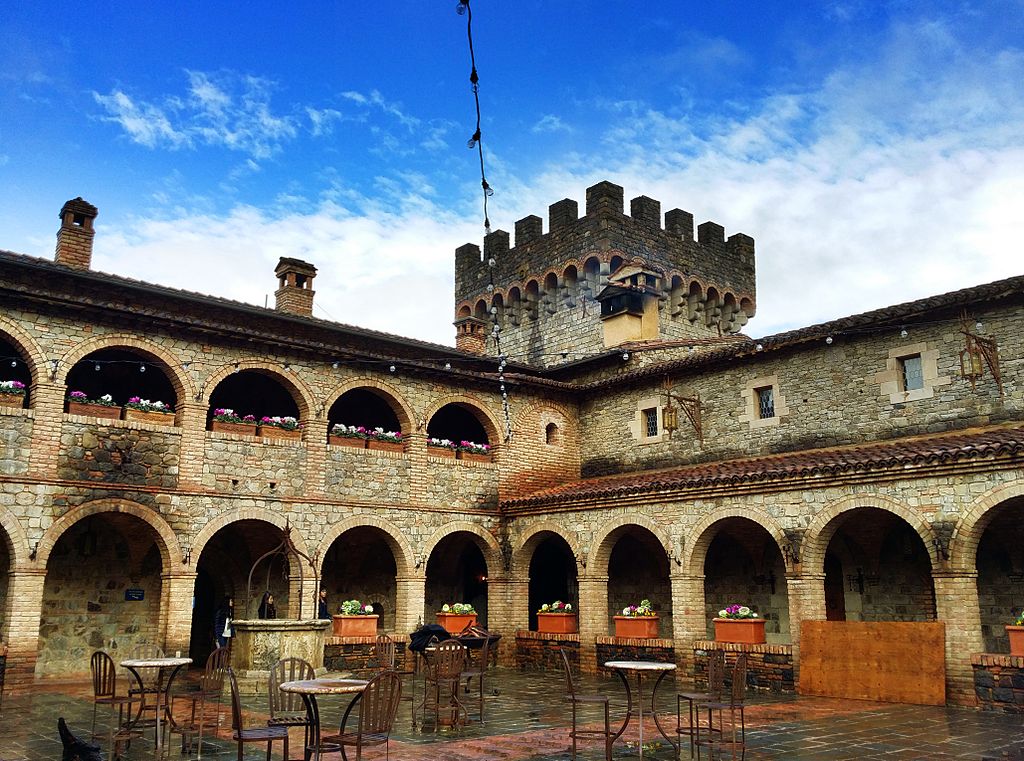 Castello-di-Amorosa-courtyard-2015.jpg