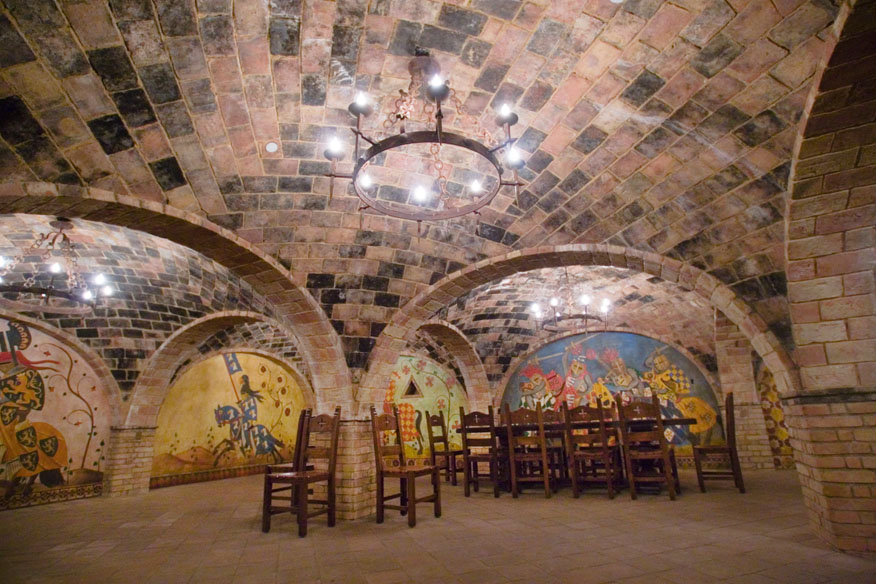 Castello-di-Amorosa-knightshall.jpg