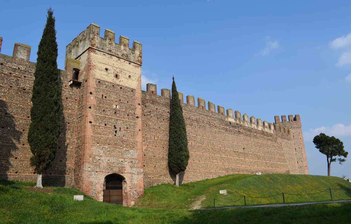 Castello-Villafranca-Verona.jpg