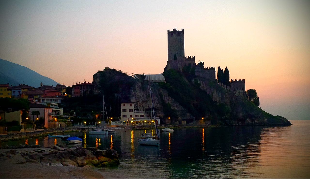 Castello_Malcesine_-_Sunset_-_panoramio.jpg