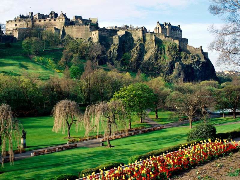 Castillo_de_Edimburgo_-_panoramio.jpg