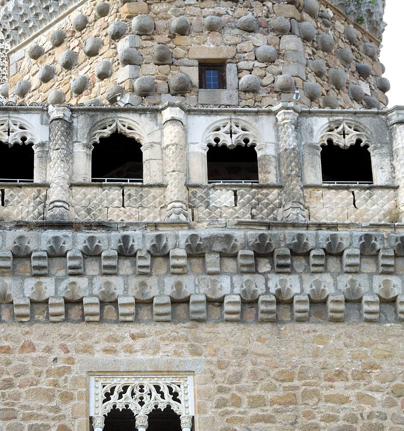 Castillo_nuevo_de_Manzanares_el_Real_-_Windows_in_Guas_gallery.JPG