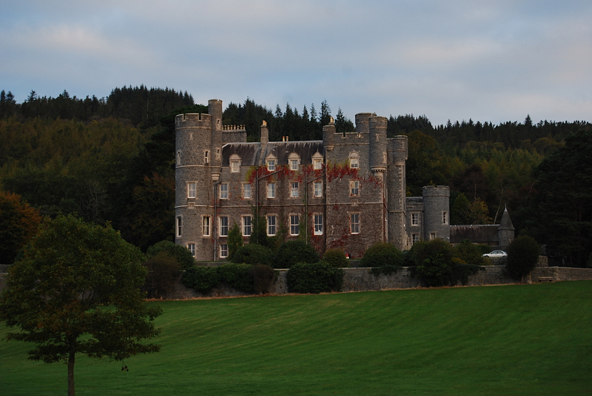 Castlewellan_castle,_County_Down,_Northern_Ireland-2007-10-20.jpg