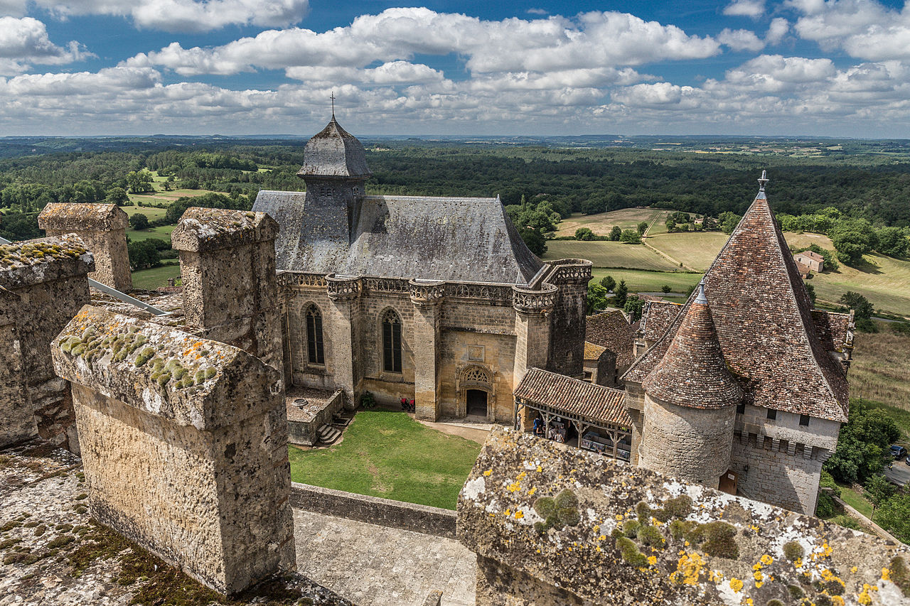 Château_de_Biron_remparts.jpg