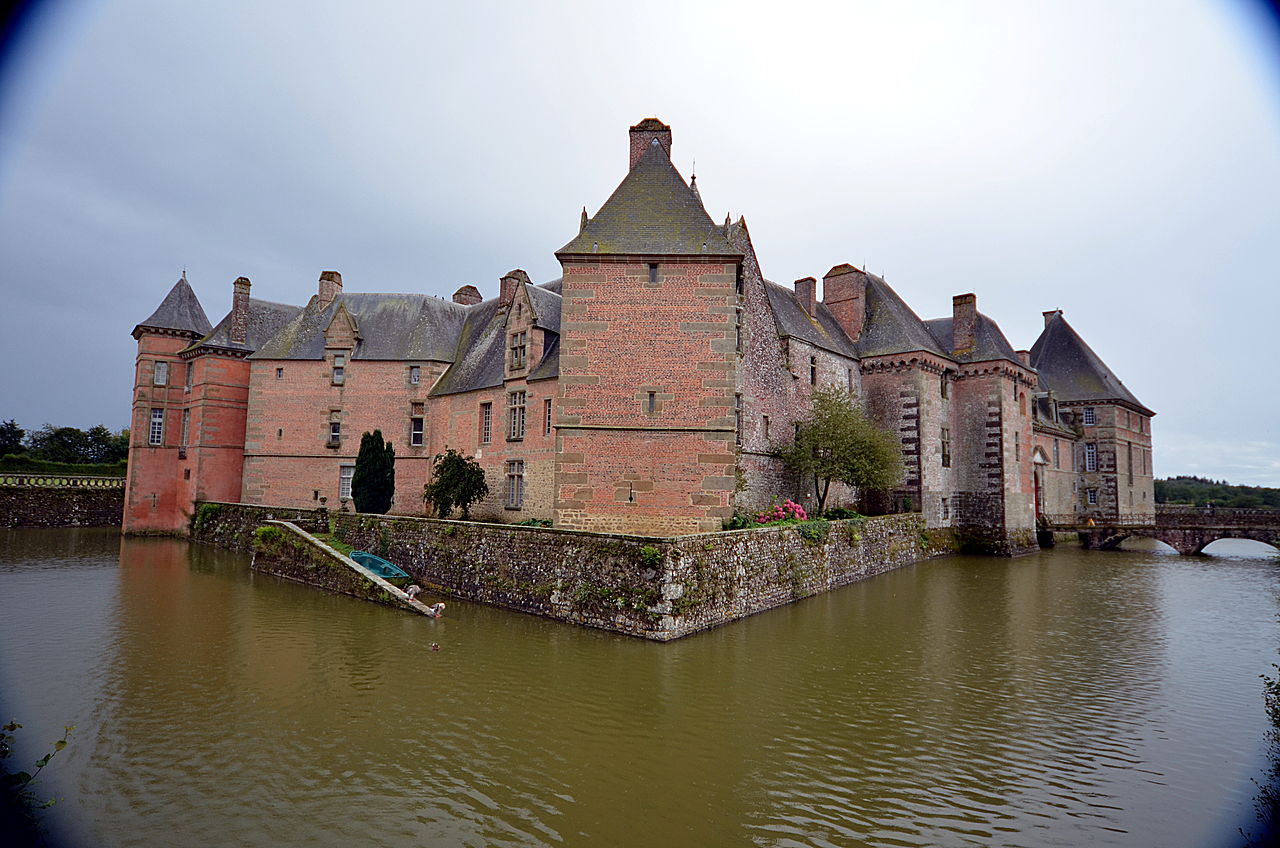Château_de_Carrouges.JPG