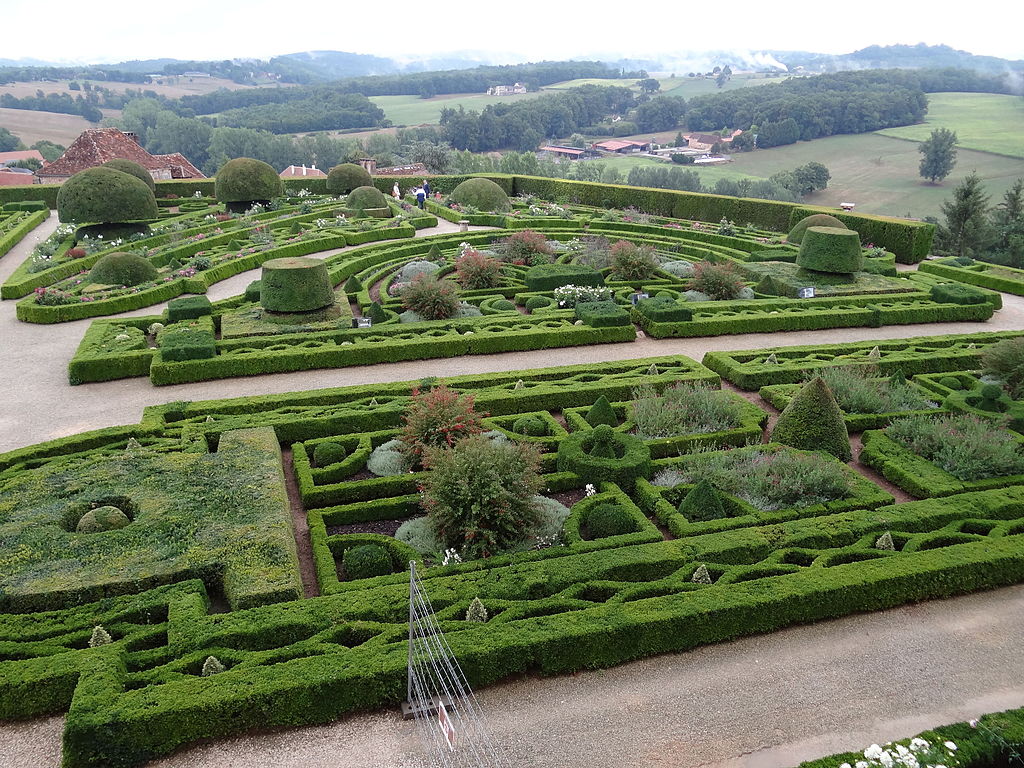 Château_de_Hautefort,_formal_gardens_(20631540271).jpg