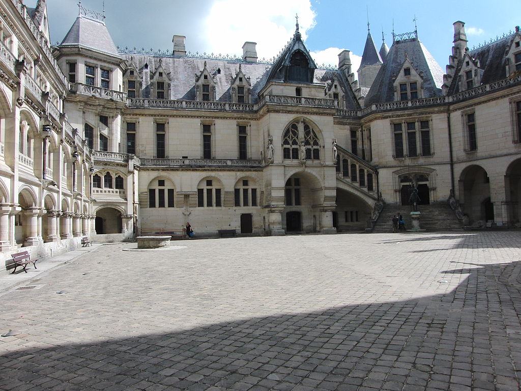 Château_de_Pierrefonds,_beffroi_et_Cour_d'honneur.jpg