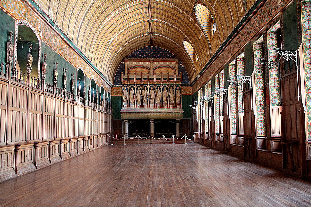 Château_de_Pierrefonds_-_La_salle_des_Preuses_(1).JPG