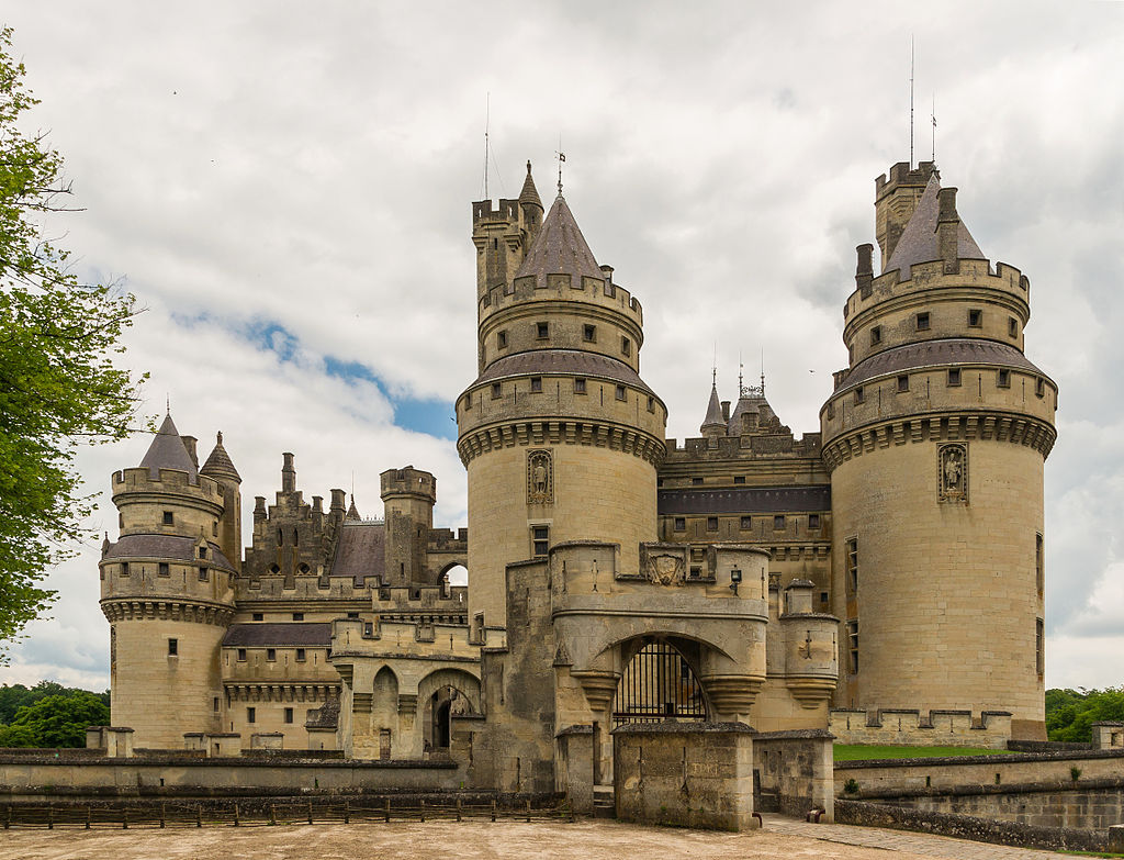 Château_de_Pierrefonds_exterior_Oise.jpg