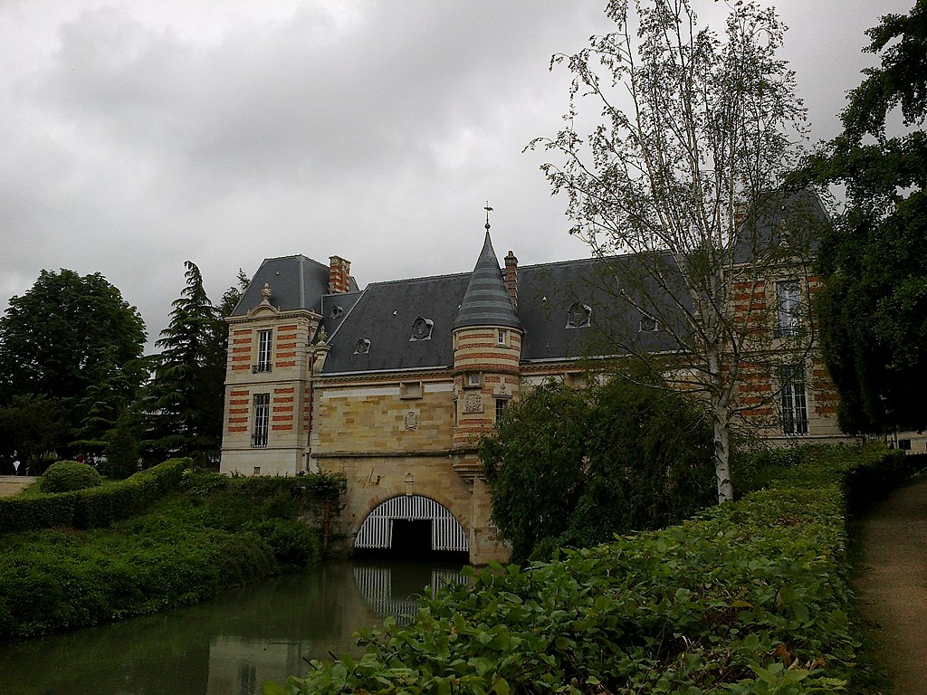Chalons-En-Champagne_Le_Petit_Jard_Le_Nau_Chateau_Du_Marche_21062016_-_panoramio.jpg