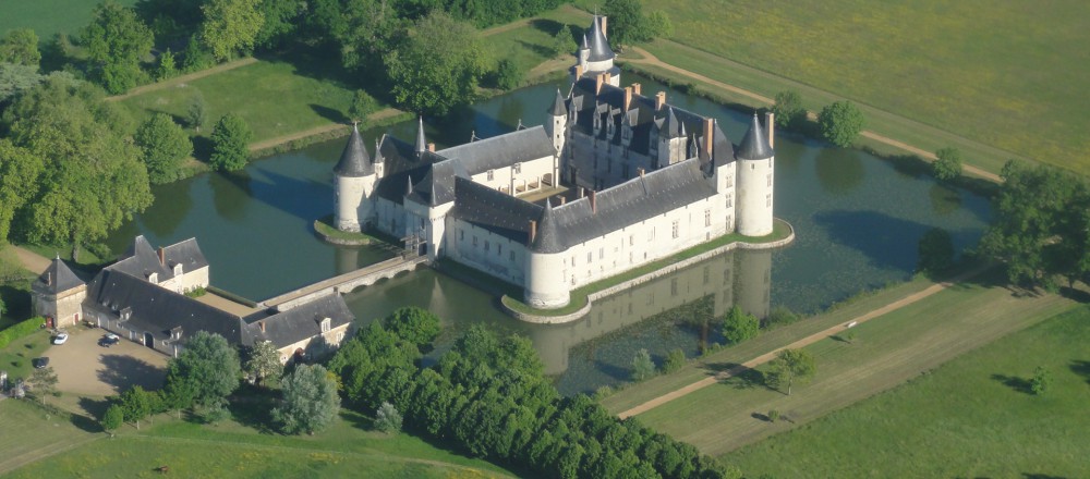 chateau-plessis-bourre-vue-aerienne-3-1000x440.jpg